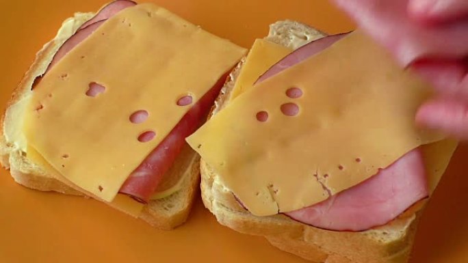 用火腿、奶酪、蛋黄酱做三明治