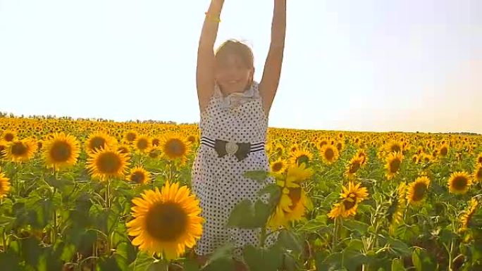 十几岁的女孩在金色的向日葵田里玩耍，快乐的女孩在黄色的花田里在阳光下玩耍。