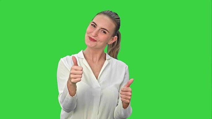 快乐兴奋的女人表现出认可的手势拇指向上并在绿色屏幕上微笑，色度键