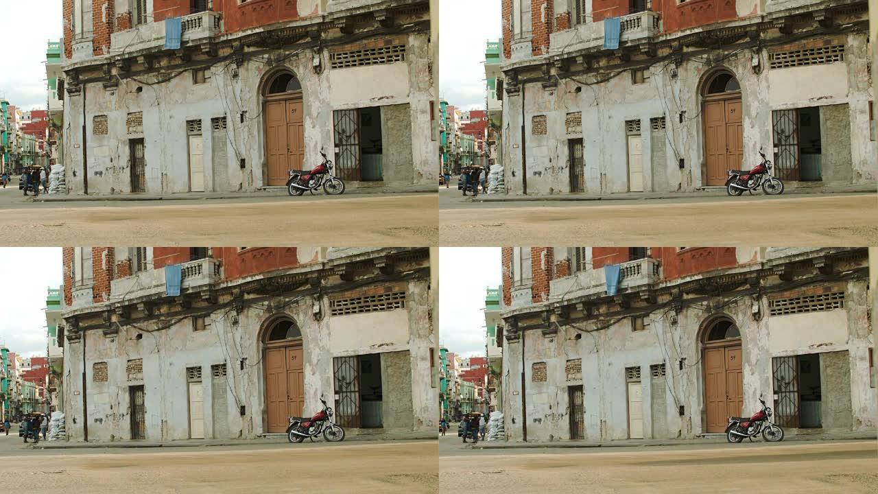 汽车驶过哈瓦那老街的小巷