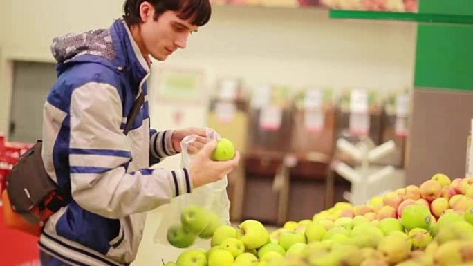 男子在超市买苹果。1920x1080