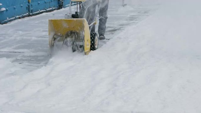 看门人清理雪地拖拉机。