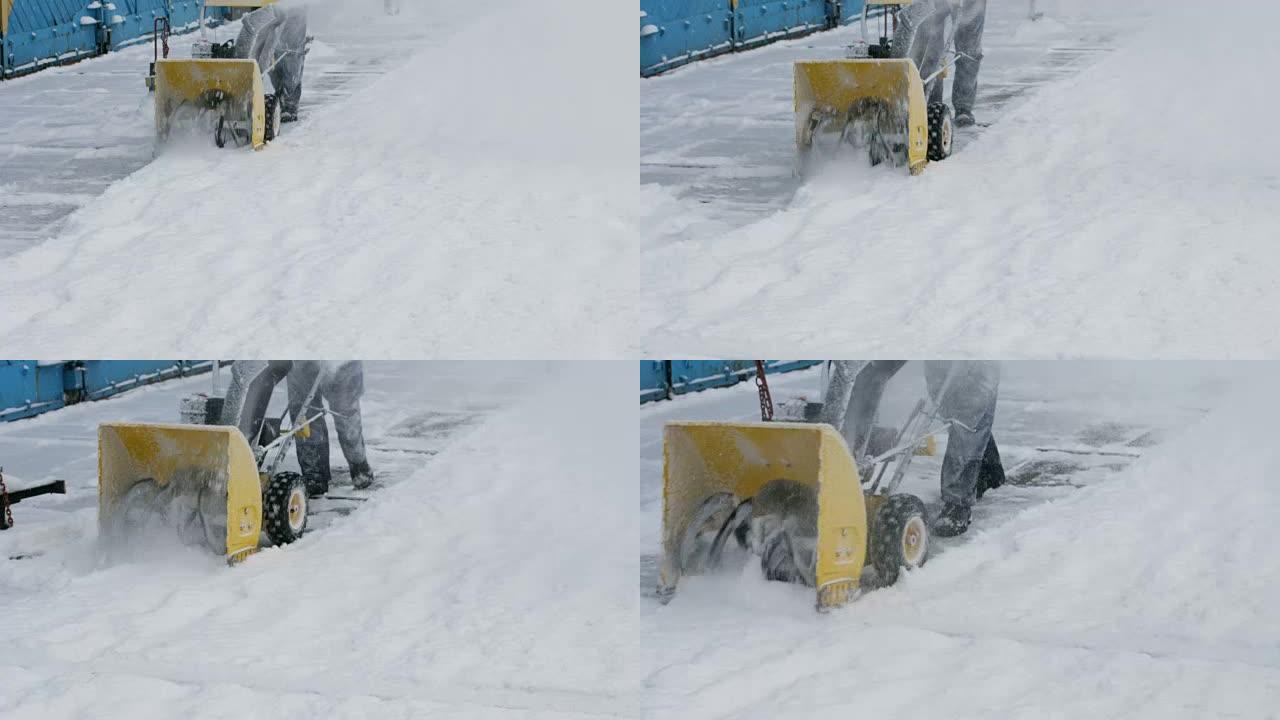 看门人清理雪地拖拉机。