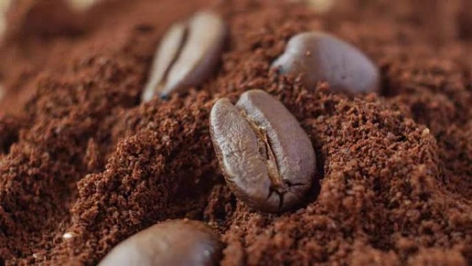 研磨咖啡上的咖啡豆