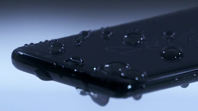 智能手机屏幕上的水滴