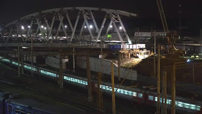 铁路枢纽的钢桥建设和火车的夜间移动