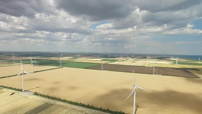 蓝天下农田背景下的农村风电场。航空测量