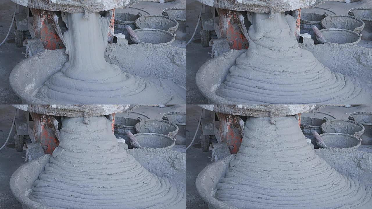 从水泥搅拌机中浇注水泥或砂浆，用于施工