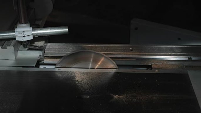4k新型强大的圆锯可用于木工生产。