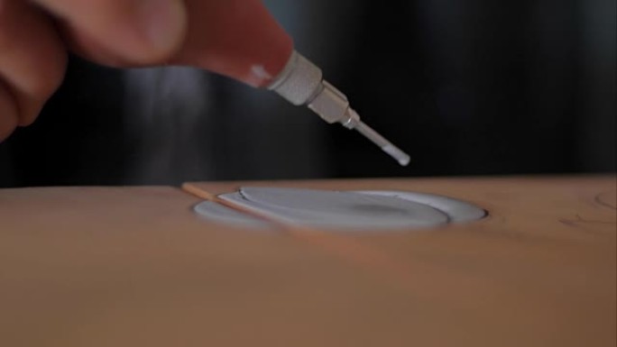 陶瓷制造商用橡胶灯泡细节填充兵马俑上的铅笔笔画