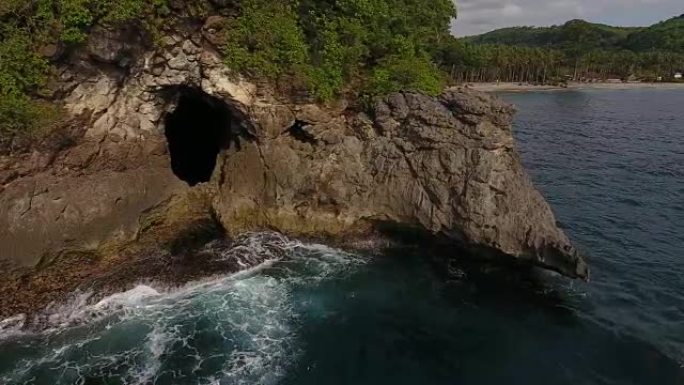 水晶湾海滩岩石洞穴的空中拍摄
