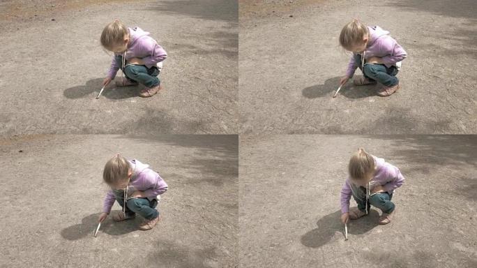 小女孩在路上玩虫甲虫