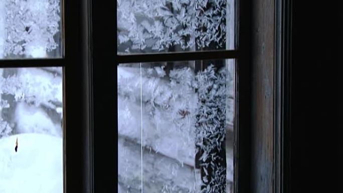 旧木窗玻璃上的冰纹。