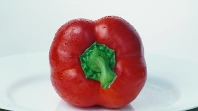 白色背景上的保加利亚红辣椒