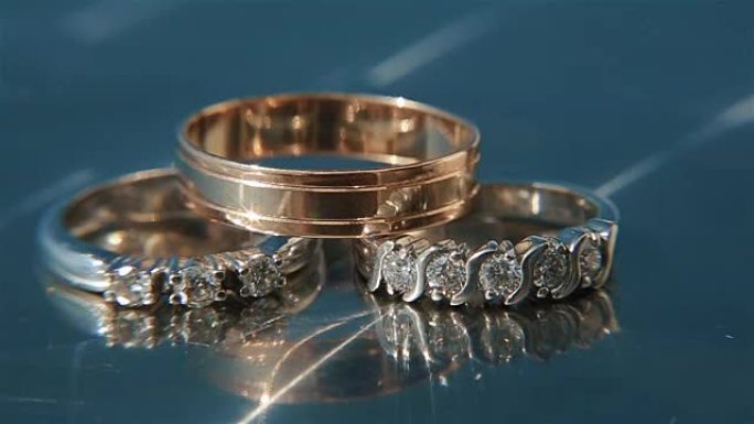 玻璃桌上镶有钻石的特写结婚戒指