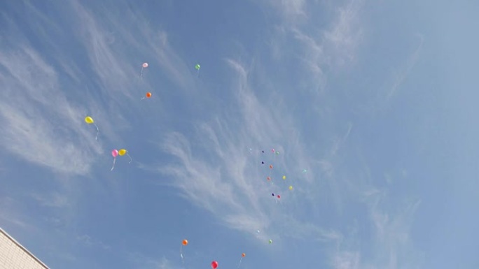 蓝天背景上的彩色气球