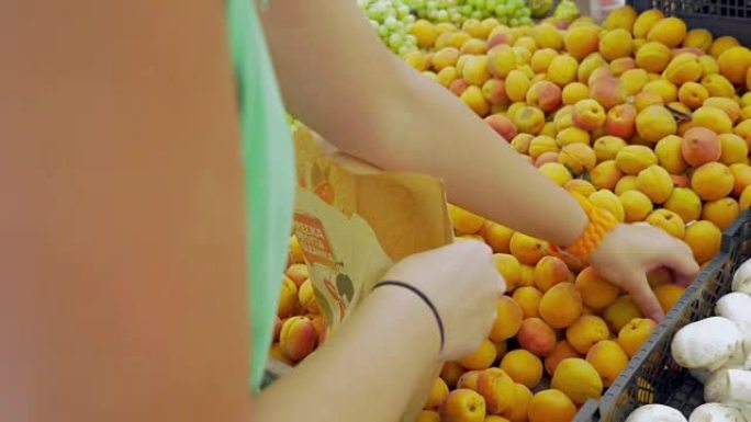 从水果包中采摘杏子