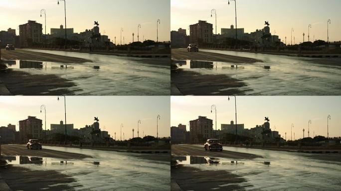 经典汽车和摩托车在哈瓦那潮湿的街道上停下来