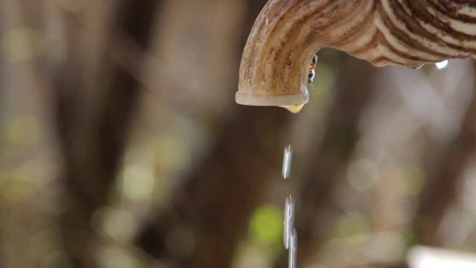 水滴从水龙头上滴下来