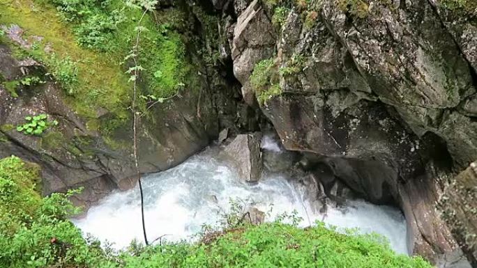 Gerlos溪流流经蒂罗尔/奥地利的野生Gerlostal山谷。齐勒塔尔，
