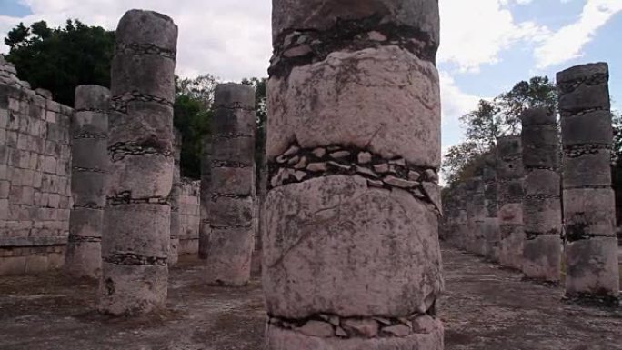 奇琴伊察 (Chichen Itza) 的一座战士神庙前的一组圆柱