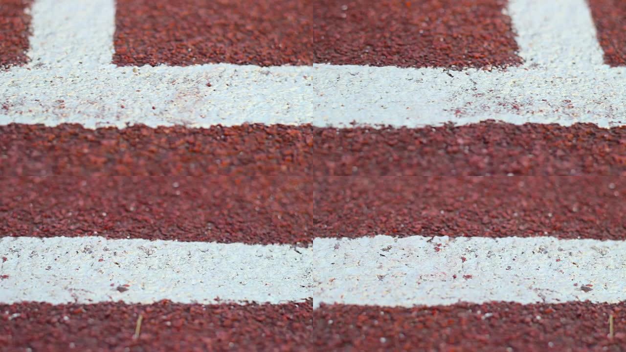 红色起步跑步机体育场上的白色标记