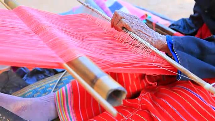 泰国山地部落手工制作的原始纺织织布工