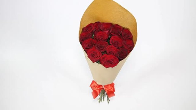 纸质包装的红玫瑰花束。从左到右运动