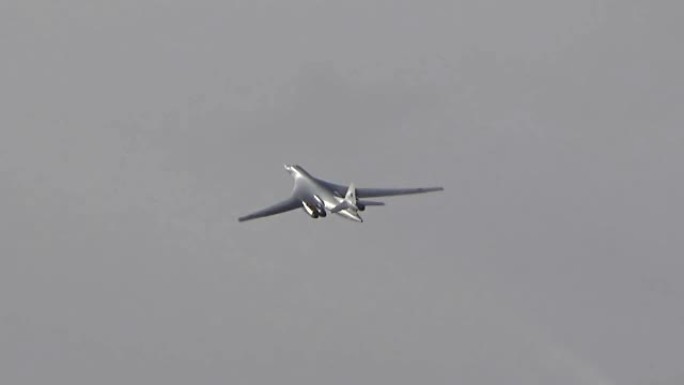天空中的Tu-160