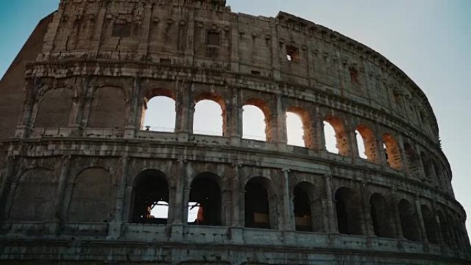 阳光明媚地照耀着罗马圆形大剧场的拱门。替身拍摄