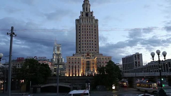 共青团广场 (夜)。俄罗斯莫斯科。由于位于那里的三个火车站，它通常被非正式地称为三个车站广场: 列宁