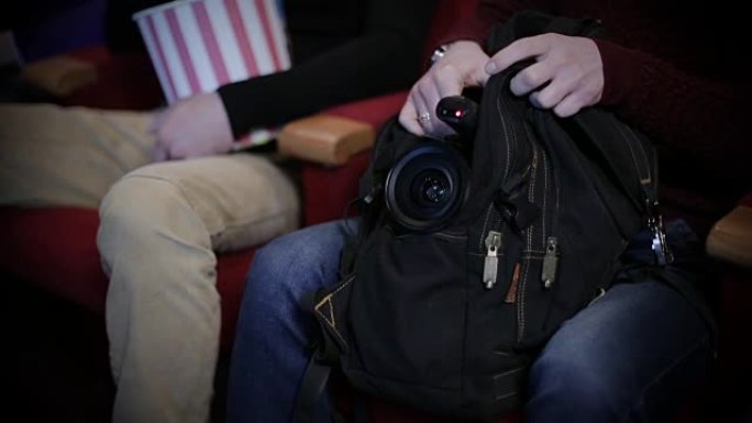 在电影院盗版，将相机藏在袋子里