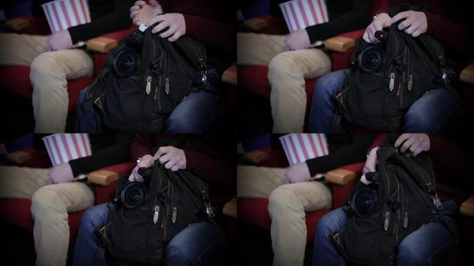 在电影院盗版，将相机藏在袋子里