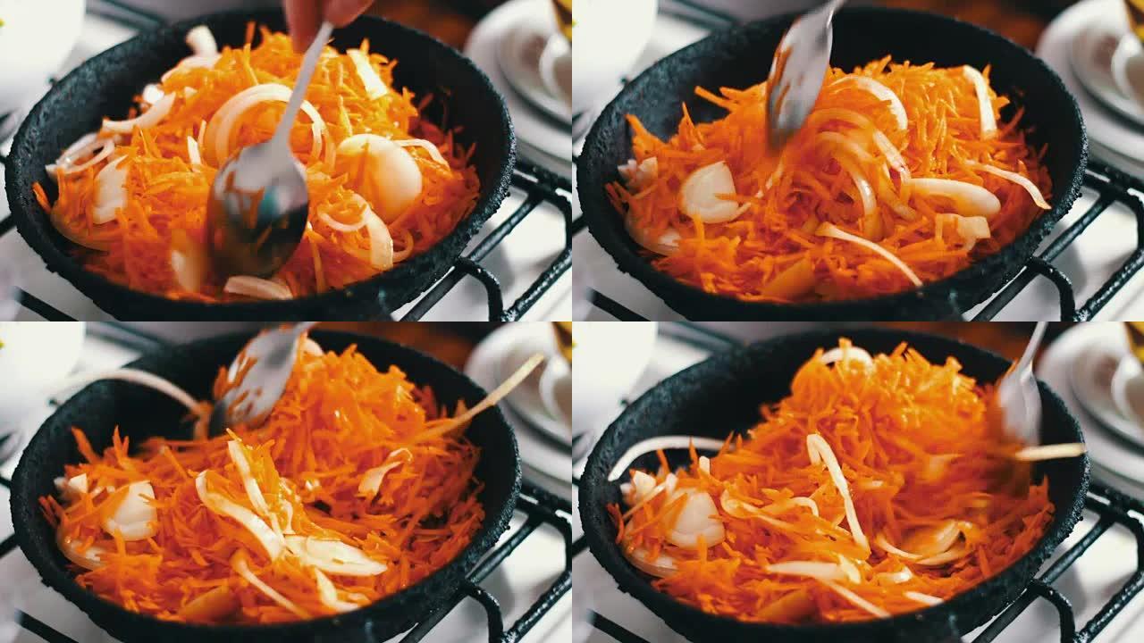 将切成薄片的胡萝卜在装有洋葱的煎锅中油炸，将蔬菜炖