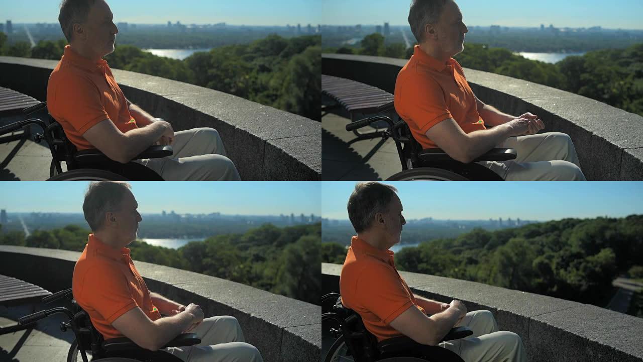 体贴的轮椅主持人享受城市景观