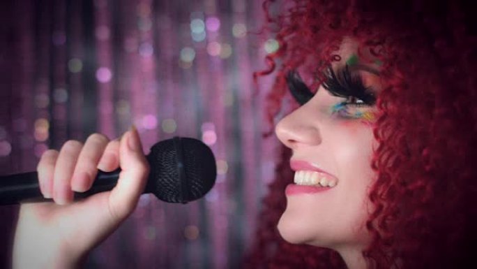 4k迪斯科红发性感女人在麦克风上唱快乐歌曲