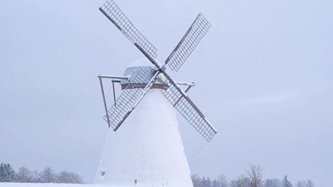 放大雪地旧风车的视野