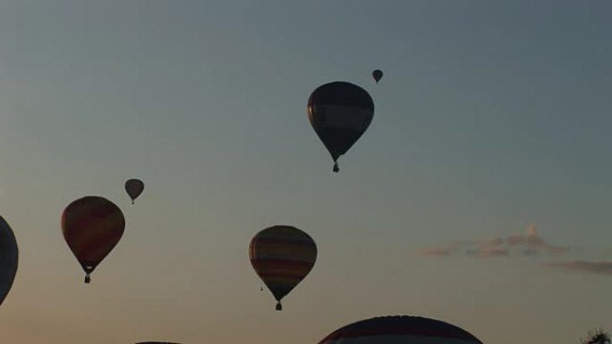 许多气球在英国的早晨飞上天空