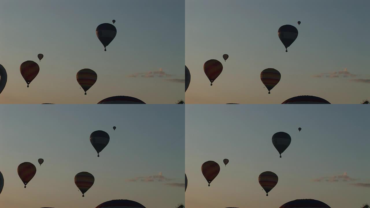 许多气球在英国的早晨飞上天空