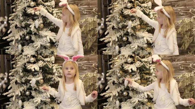 穿着白色兔子服装的小女孩装饰圣诞树。