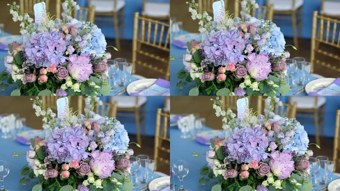 排列不同颜色的不同花，站在桌子上做节日装饰