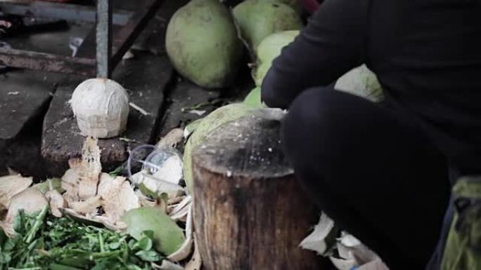 街头卖家用大刀打开椰子。