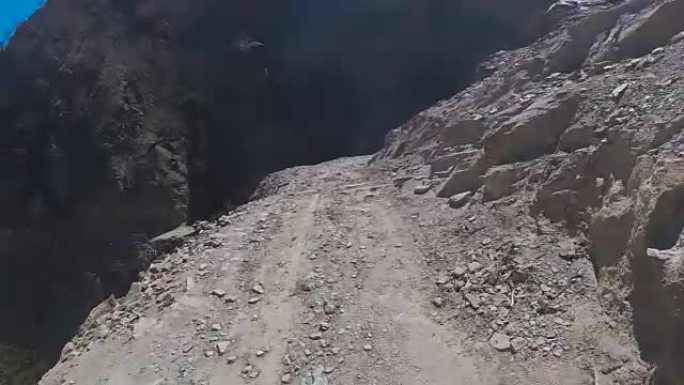 一名摩托车手骑在危险的山路上