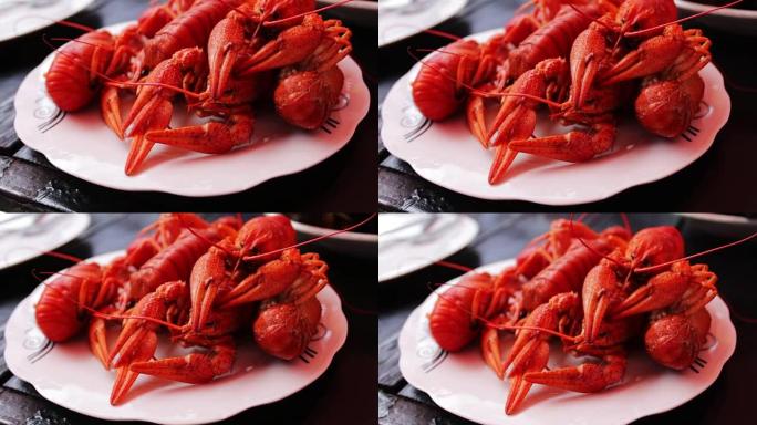 咖啡馆桌子上的白色盘子上新鲜出炉的红色小龙虾