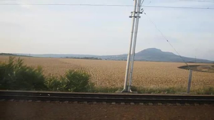 晴天从火车上看麦田