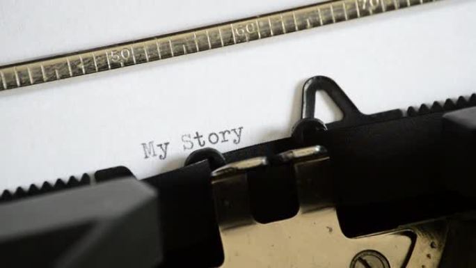 用一台旧的手动打字机打字表达我的故事
