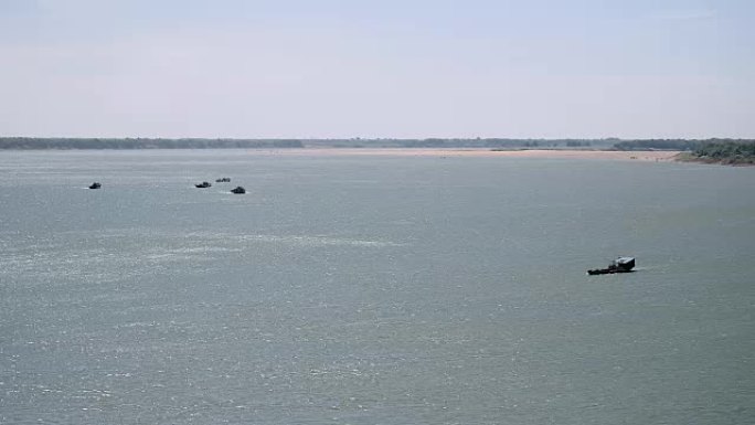 疏浚驳船运输河道上的疏浚沙子