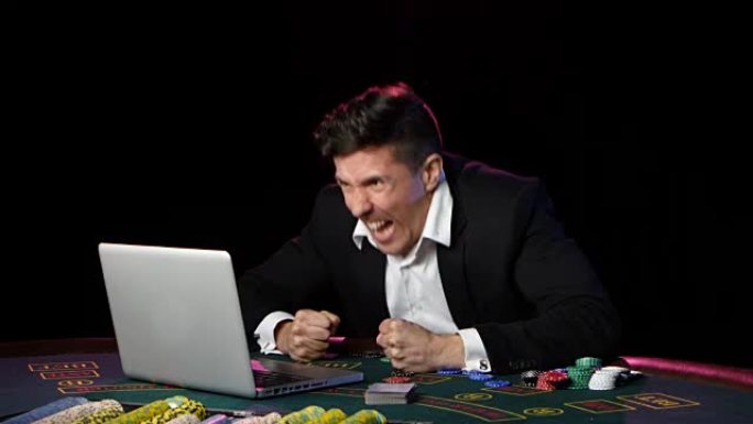 在线扑克玩家输了扑克牌，芯片和笔记本电脑。近距离