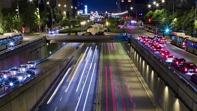 城市交通夜景的双重电影图。时间流逝-跟踪效果-长时间曝光-4K。(03)