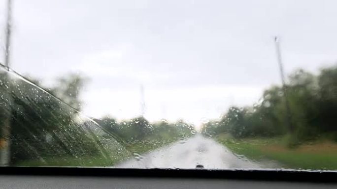 下雨了。雨滴落在汽车玻璃上